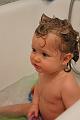 2013-12-30 Zelie assise dans le bain et Tim 009